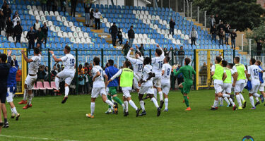 Il saluto ai tifosi dopo Giana Erminio Prato 3-0